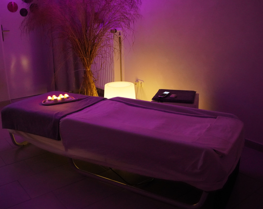 Medizinische Therapieliege zur Rückentherapie und Entspannung – vollautomatische Behandlung im Gesundheitszentrum Pfungstadt bei Darmstadt.